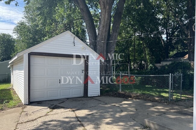 Building Photo - 4+ Bedroom, 2 Bath House with Garage and Fenced Backyard