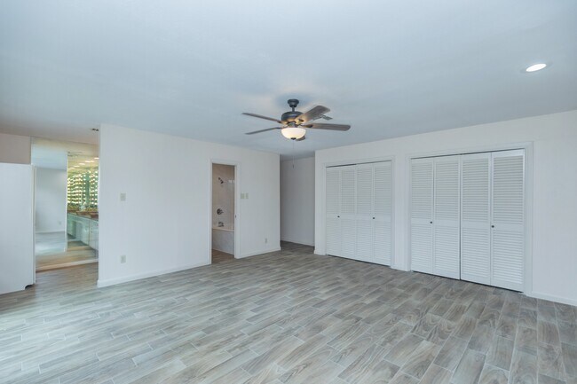 Building Photo - 921 Victoria Dr