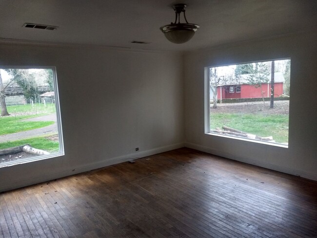 Building Photo - 6+ Bdrm Home Built 1895.  Close In.  With ...