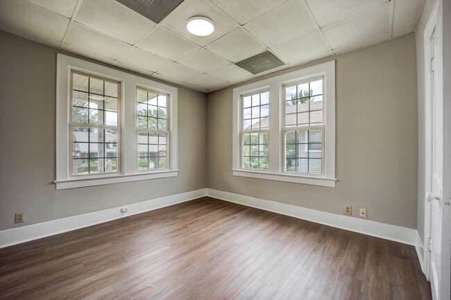 Building Photo - Freshly Updated 3 Bedroom House