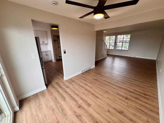 Building Photo - Beautifully Renovated Townhome in Coumbine...