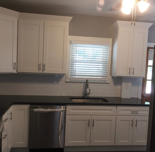 Building Photo - Modern remodeled home in Emmaus.