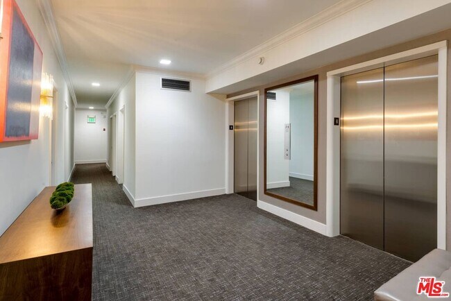 Building Photo - 838 N Doheny Dr