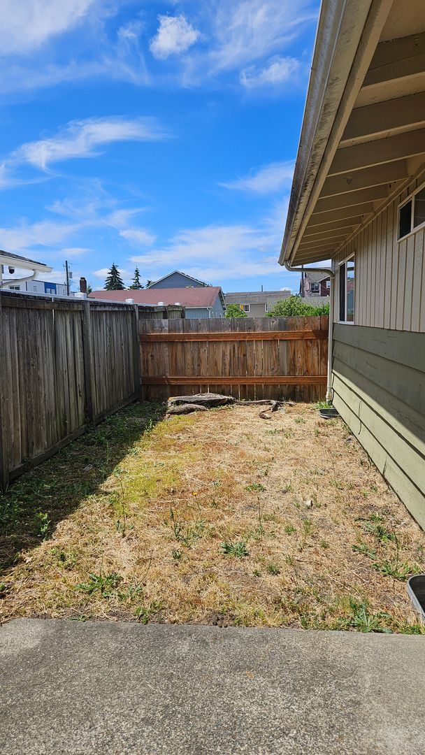 Building Photo - Beautiful Tacoma duplex 2bd 1 bath w/ 1 car garage