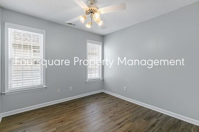 Building Photo - Townhome | Screened Back Porch | Back Pati...