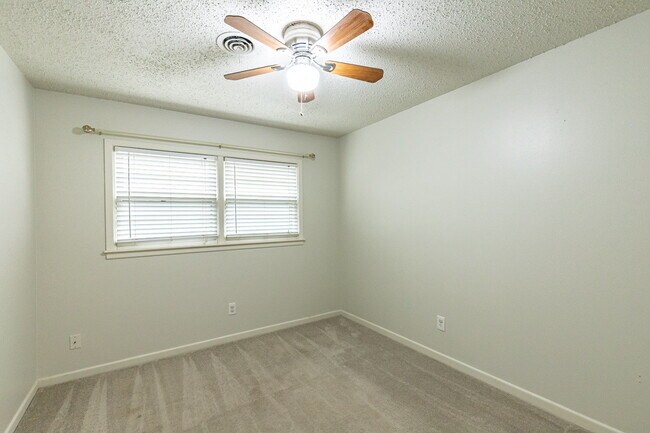 Building Photo - Beautiful 3 bedroom 2 bath