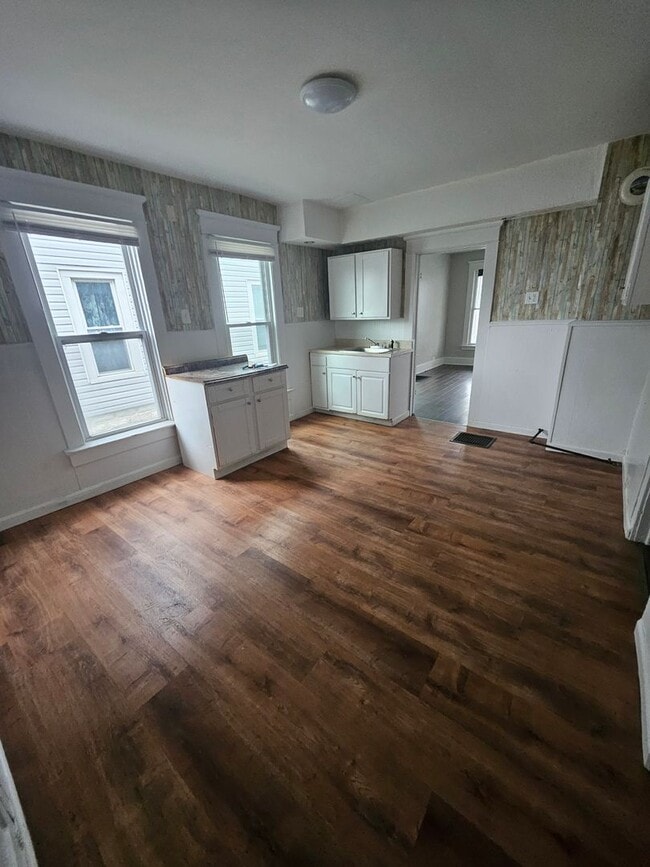 Building Photo - Lower 3 bedroom unit east side