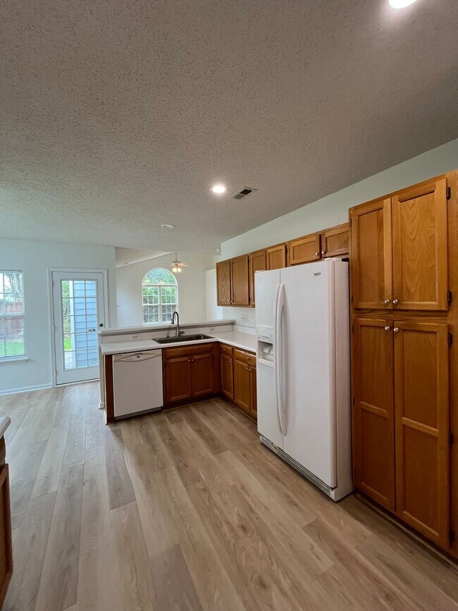 Building Photo - Discover this well-maintained 3-bedroom, 2-bath home in Carriage Hills