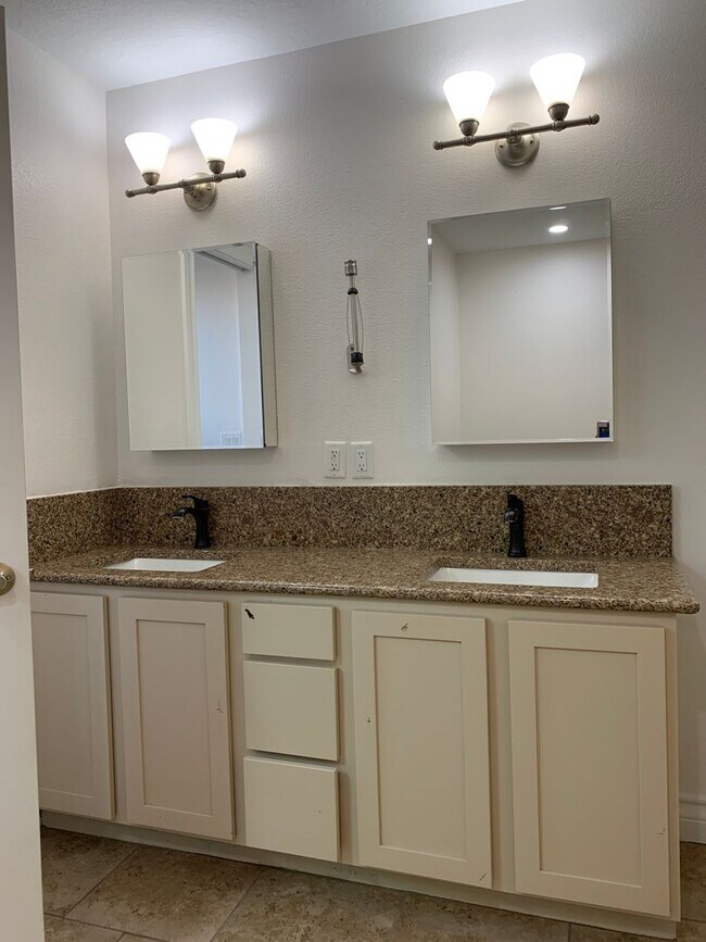 Building Photo - 116 Mariposa Dr