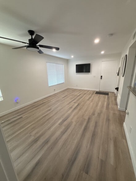 Building Photo - 23335 La Crescenta