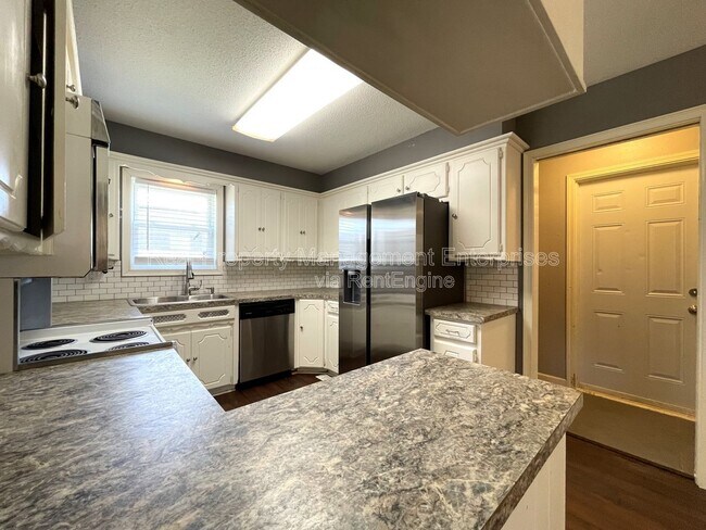 Building Photo - 6317 N Warren Ave