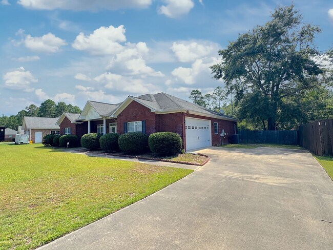 Building Photo - COMING LATE FEBRUARY 2026! (Pet Friendly)