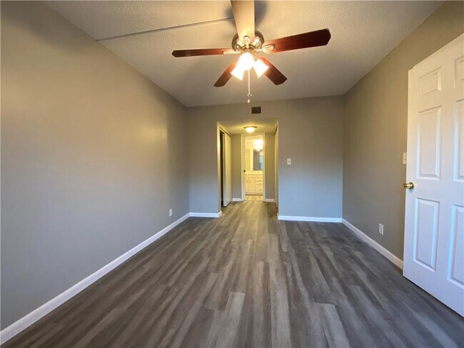 Building Photo - 2967 Riverside Dr
