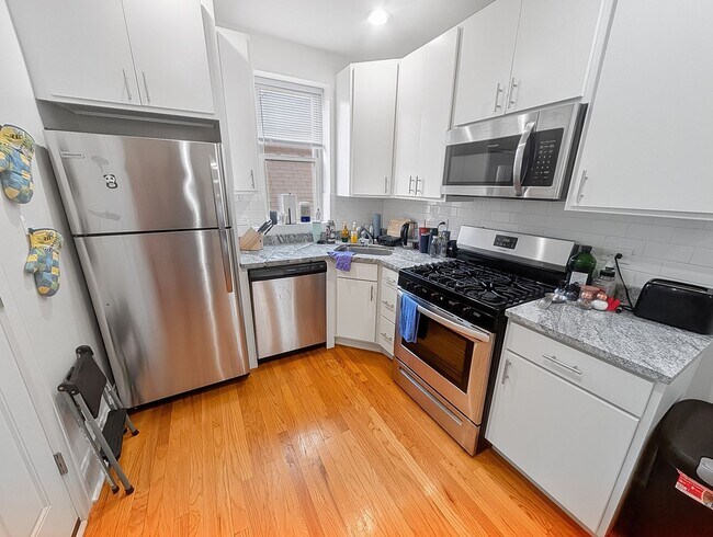 Building Photo - Spacious 1 BR - New Renovation Near the Lake on Quiet Block!