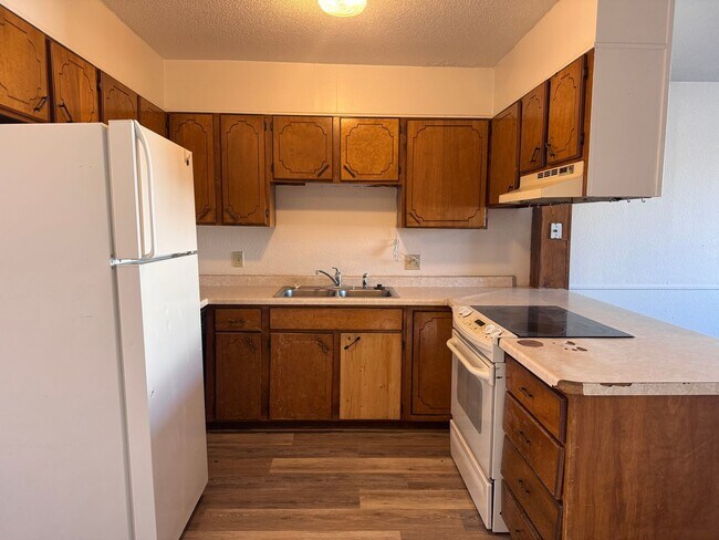 Building Photo - 2 Bed, 1 Bath, 2 Story Townhouse!!!