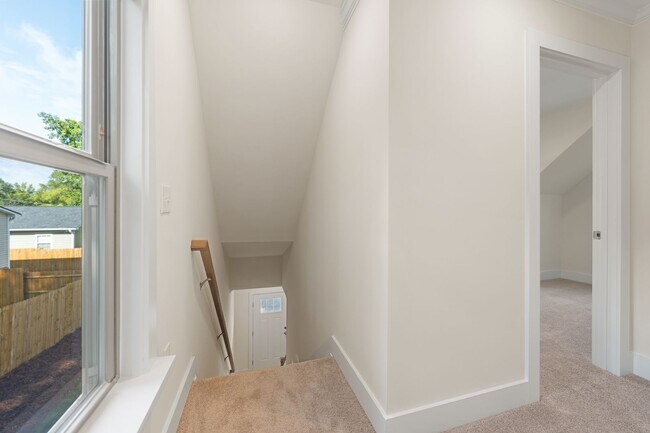 Building Photo - Available Early July! 3-bedroom home with off street parking!