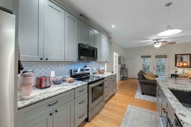 Building Photo - Charming 2BR Condo in Asheville