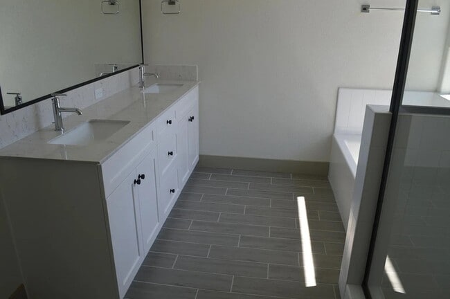 Building Photo - 2430 Bastidas Dr