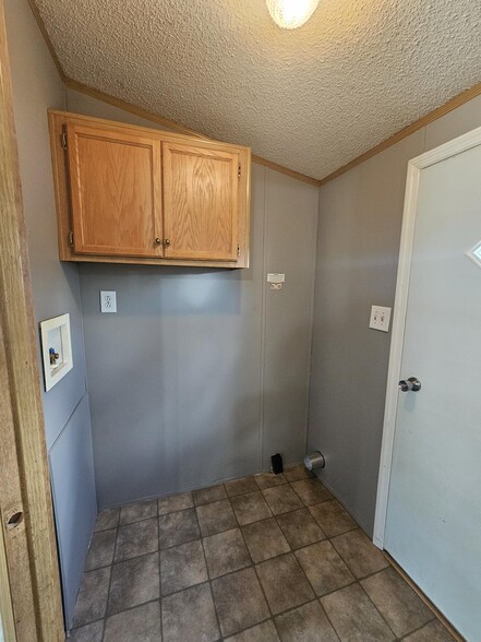 Building Photo - 442 Tulip Dr