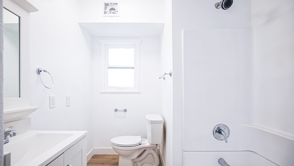 Building Photo - 2065 Ivar Ave