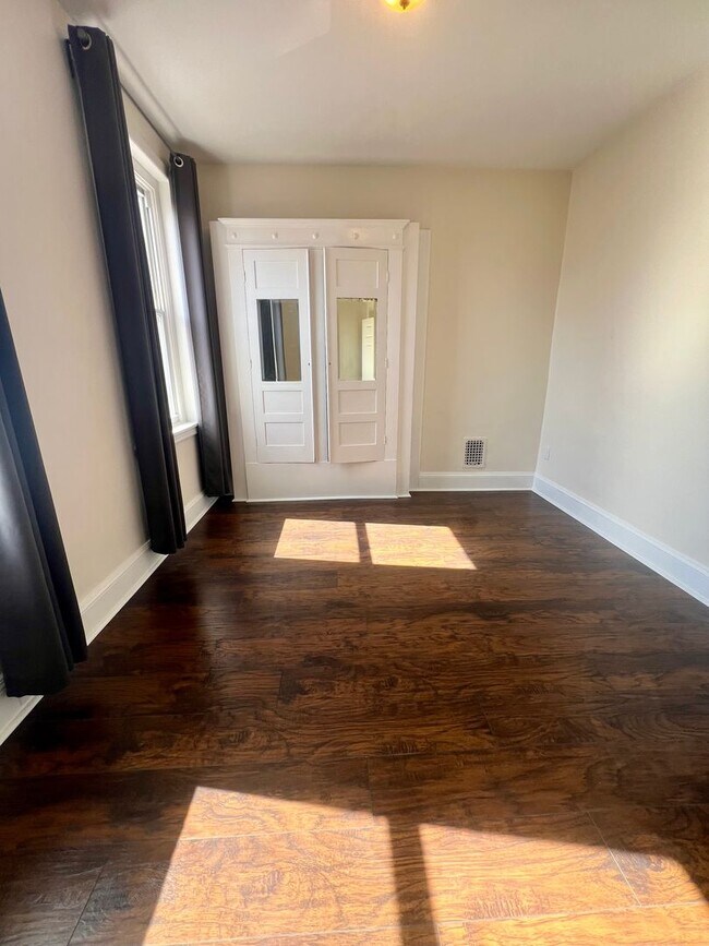 Building Photo - Stunning 3-Bedroom Townhome by LaSalle! Available NOW!