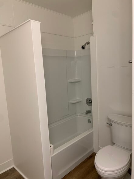Bathroom Tub/Shower - 9121 Sheffield Ave