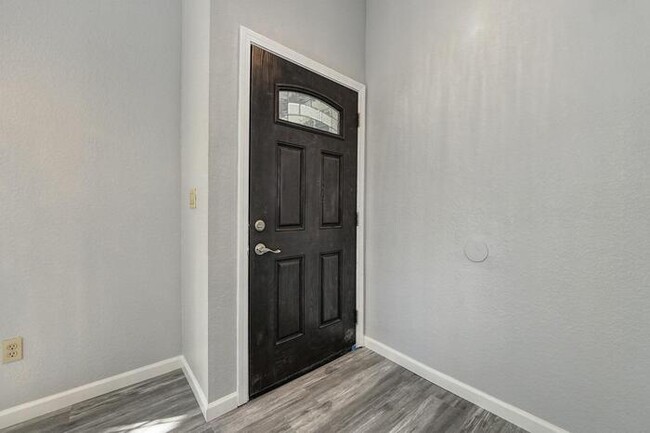 Building Photo - 2 Bedroom 2 Bath Roseville Home