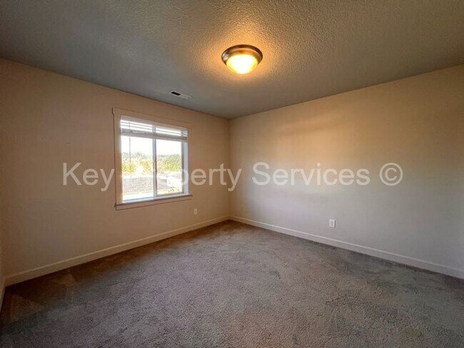 Building Photo - Woodland Townhome Just Minutes from i5