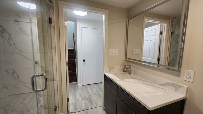 Building Photo - Beautifully Remodeled  End-Unit Townhome