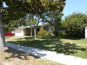 Building Photo - Country Club Area home with 4 bedrooms and...