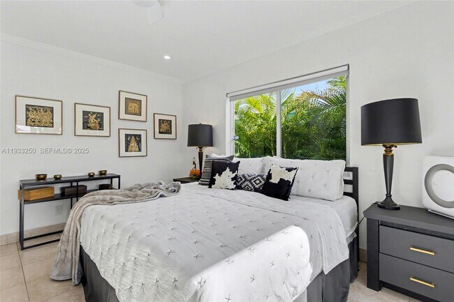 Building Photo - 818 NW 29th Ct