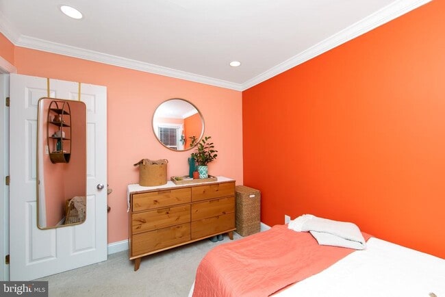 Building Photo - 22 W 6th Ave