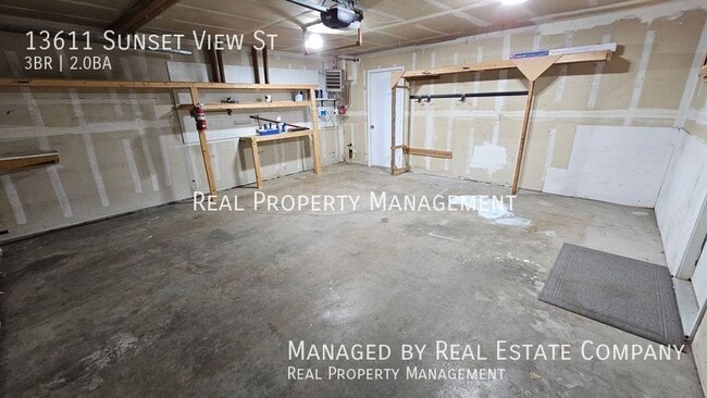 Building Photo - 13611 Sunset View St