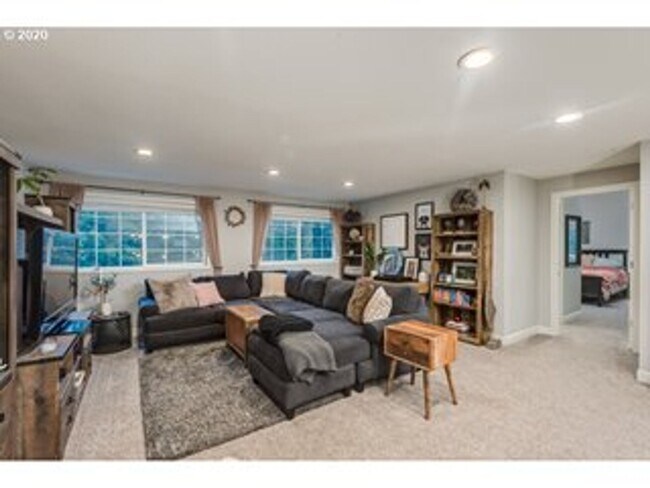 Building Photo - Stunning 5 bedroom home in desirable SW PDX now available for long term lease!