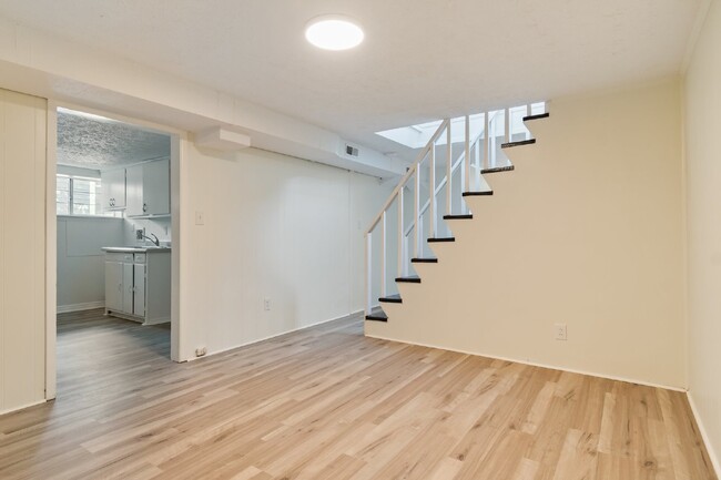 Building Photo - Freshly renovated duplex near Charlotte Av...