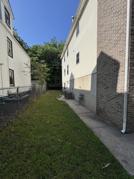 Building Photo - 17 9th Ave