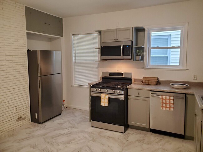 Large kitchen fully equipped - 87 Vinton St