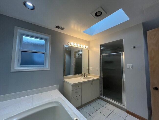 Building Photo - 449 W 37th St