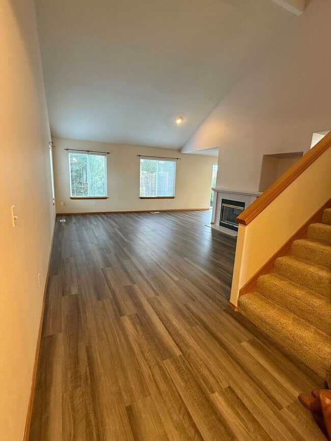 Building Photo - Spacious and Newly Updated 3 Bed/2.5 Bath in Desirable Salmon Creek area!