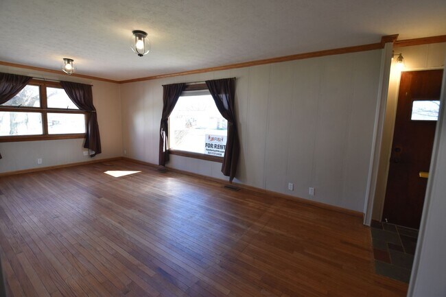 Building Photo - 3 Bedroom 2 Full Bath Home in Greenfield, Fenced Yard