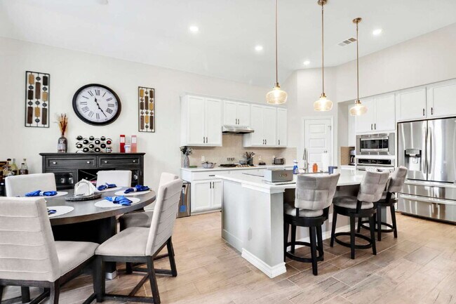Building Photo - "Spacious 4-Bedroom Haven with 3 Full Baths in San Antonio's Charming Davis Ranch!"