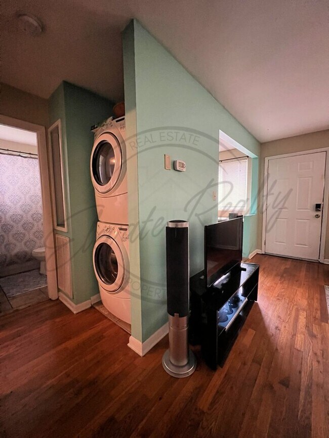 Building Photo - Furnished, Ranch Style Two Bedroom in the heart of Edgehill on Special!