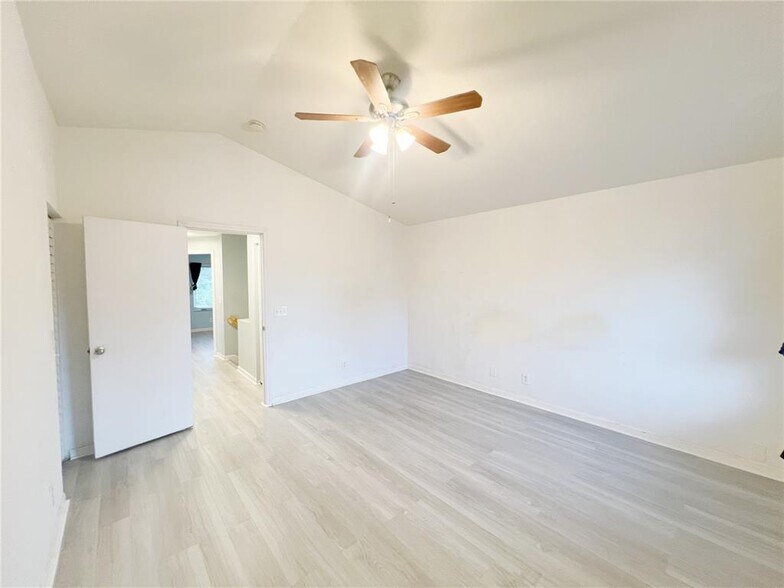 Building Photo - 5565 SW 43rd St