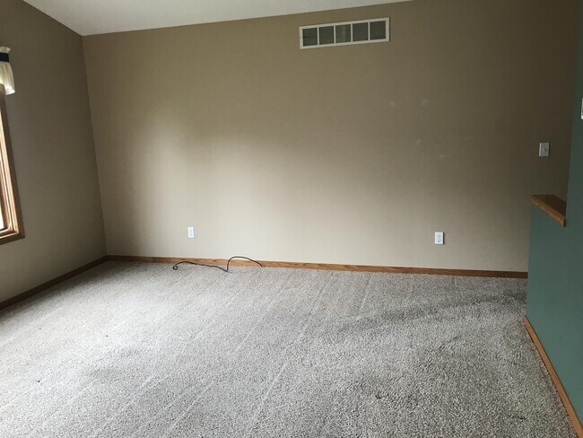 Building Photo - 783 Holly Creek Dr