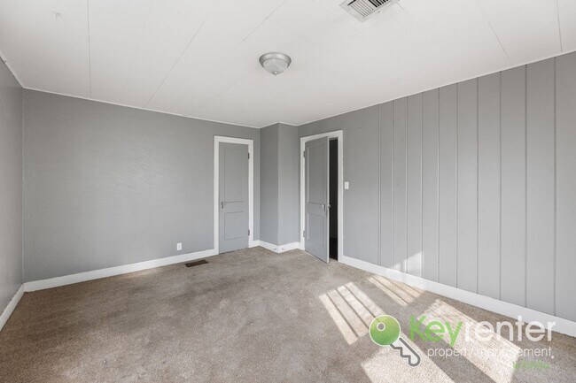 Building Photo - E Lewis St Duplex