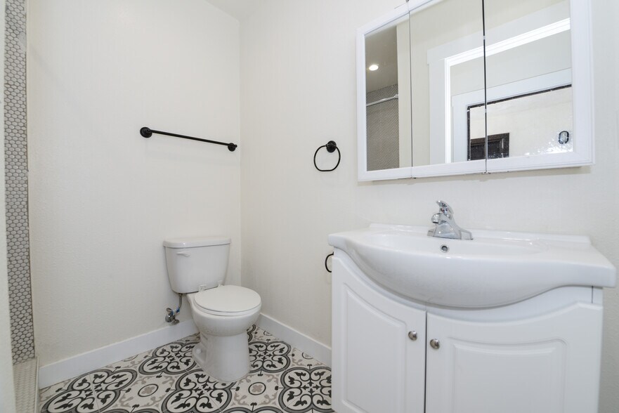 Building Photo - 520 W 82nd St