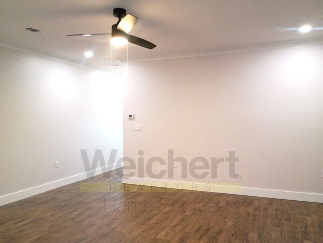 Building Photo - Stylish Downtown 1-Bedroom with Modern Updates