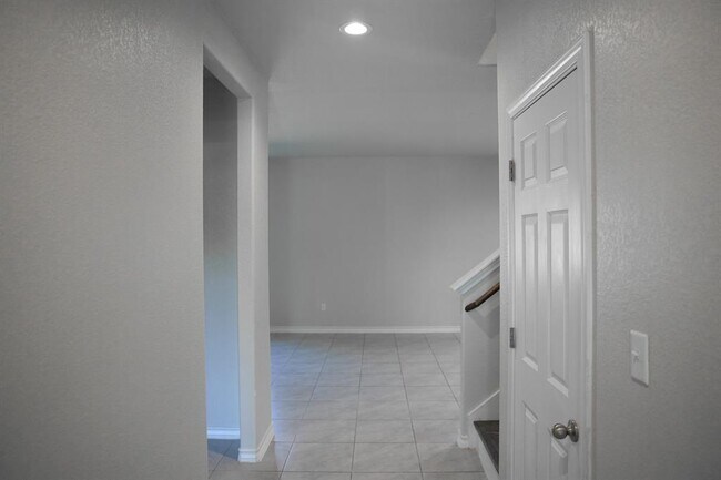 Building Photo - 341 Mary Max Cir