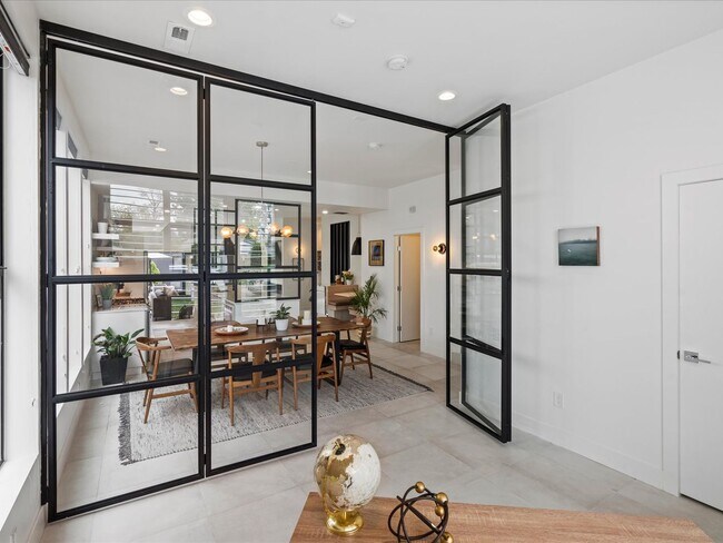 Building Photo - Luxury 3-Bed, 3.5-Bath Denver Home with Ro...
