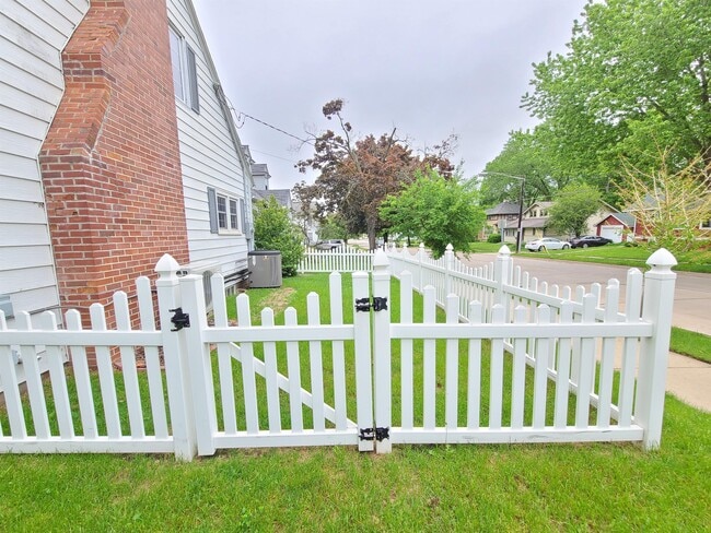 Building Photo - 1103 1st St NW